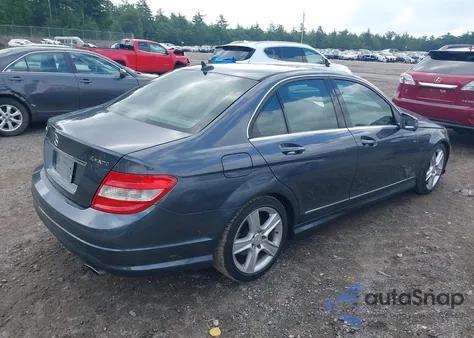 2011 Mercedes-Benz C 300 Luxury 4Matic/Sport 4Matic z USA, uszkodzony, nr VIN WDDGF8BB3BR186552